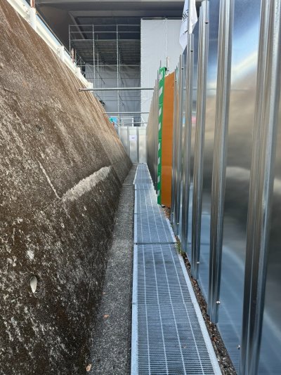 壁に挟まれた細い道